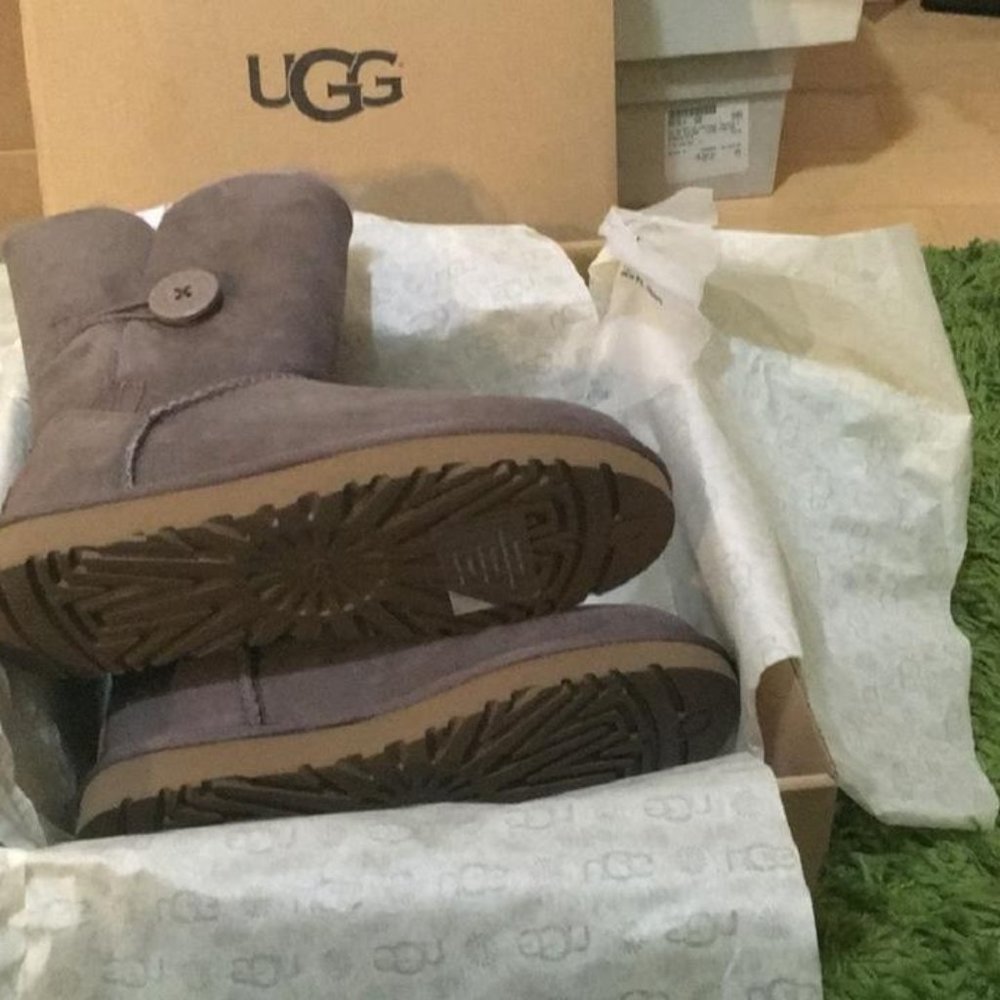 UGG Bailey Button Ii Boots/Booties - Picture 3 of 12